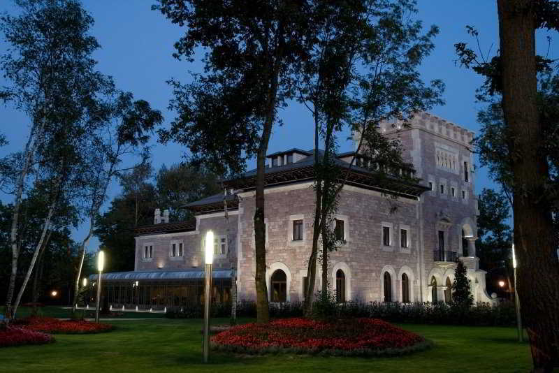 Castillo Del Bosque La Zoreda Hotel